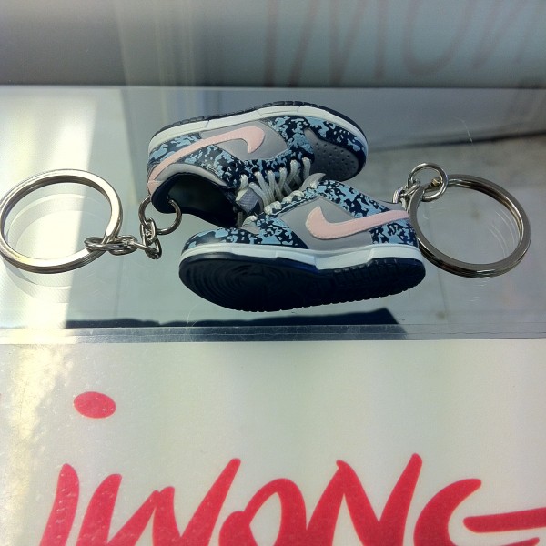 2002 Nike Dunk Low Premium Undefeated Splatter Keychain