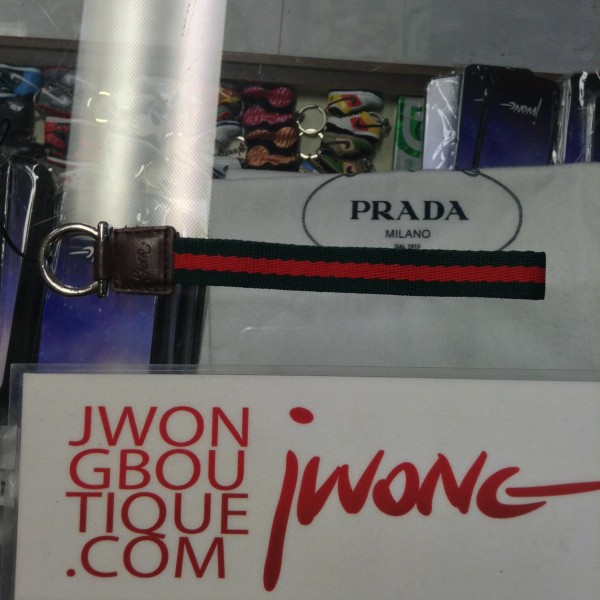 2008 Sneeze Gucci Red Green Phone Strap Sz 5"