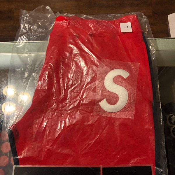 2019 Sup S Logo Colorblocked Sweatshort Red